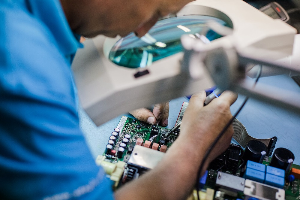 Naprawa falowników solarnych - naprawa elektroniki